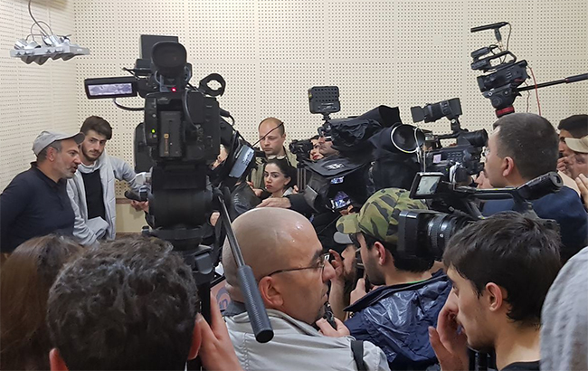 В Армении митингующие ворвались в здание Общественного радио